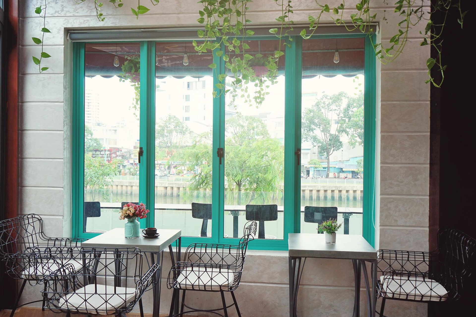 https://www.nguyenphongcnc.com/assets/images/gallery/ban-ghe-sat-uon-my-thuat-cho-quan-cafe.jpeg
