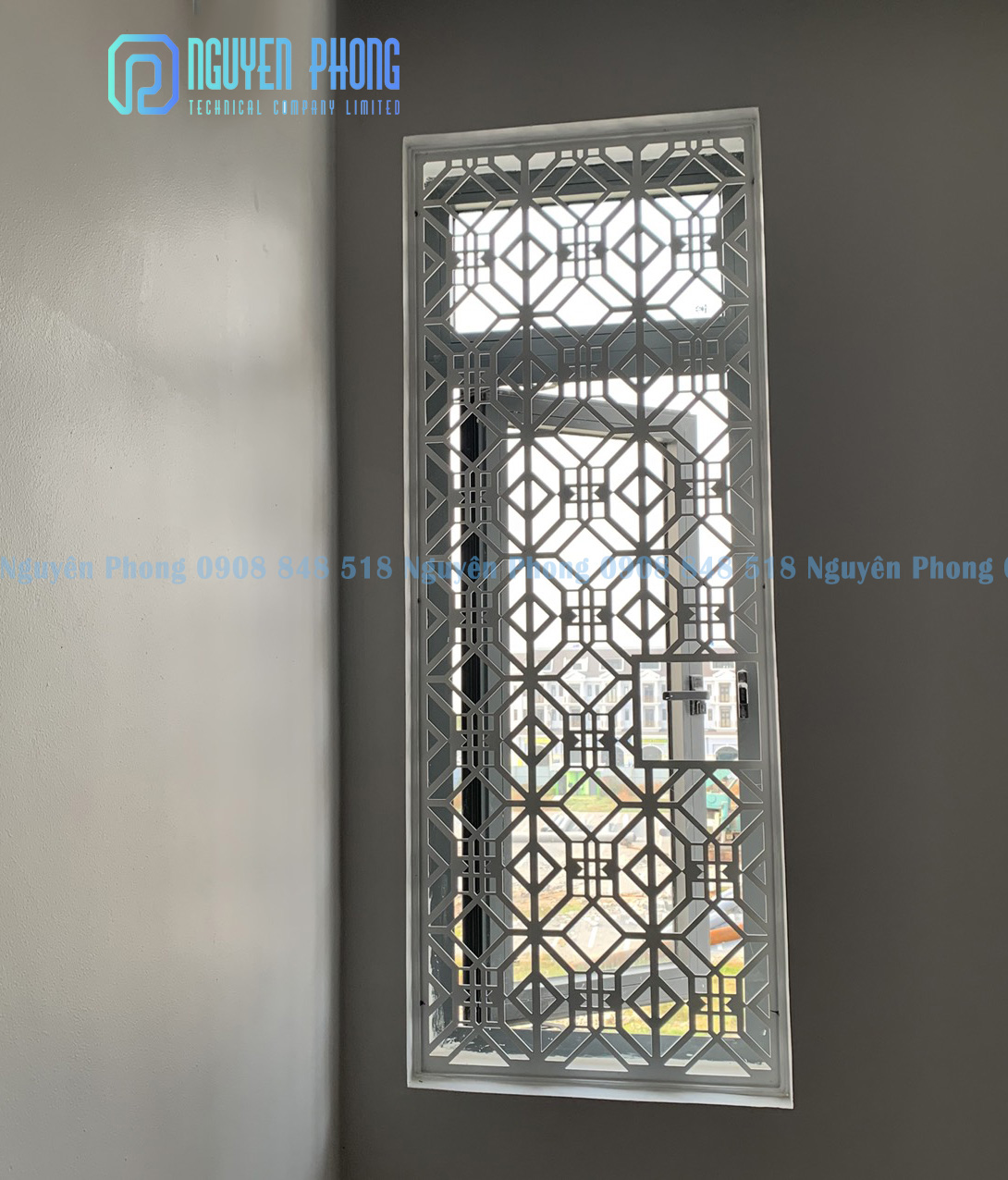 MẶT DỰNG, KHUNG GIẾNG TRỜI, CẦU THANG, VÁCH NGĂN, CỬA ĐI SẮT HOA VĂN CNC – SHOWROOM KIÊN GIANG khung-bao-ve-cua-so-sat-cnc-nghe-thuat-nguyen-phong-9.jpg