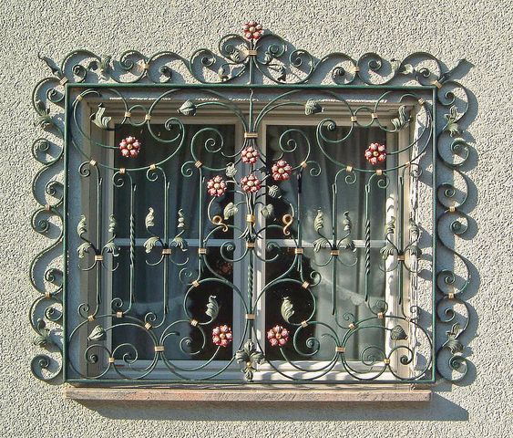 The trend of selecting the models of iron doors and wrought iron window grill for housing khung-cua-so-sat-uon-nghe-thuat-co-dien-1.jpeg