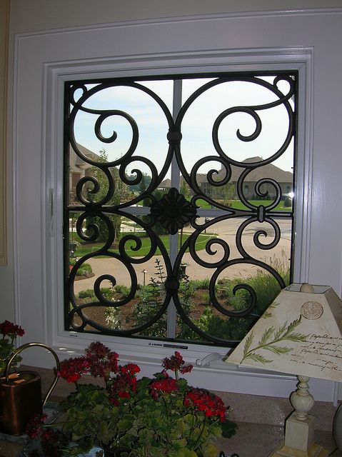 The trend of selecting the models of iron doors and wrought iron window grill for housing khung-cua-so-sat-uon-nghe-thuat-co-dien-2.jpeg