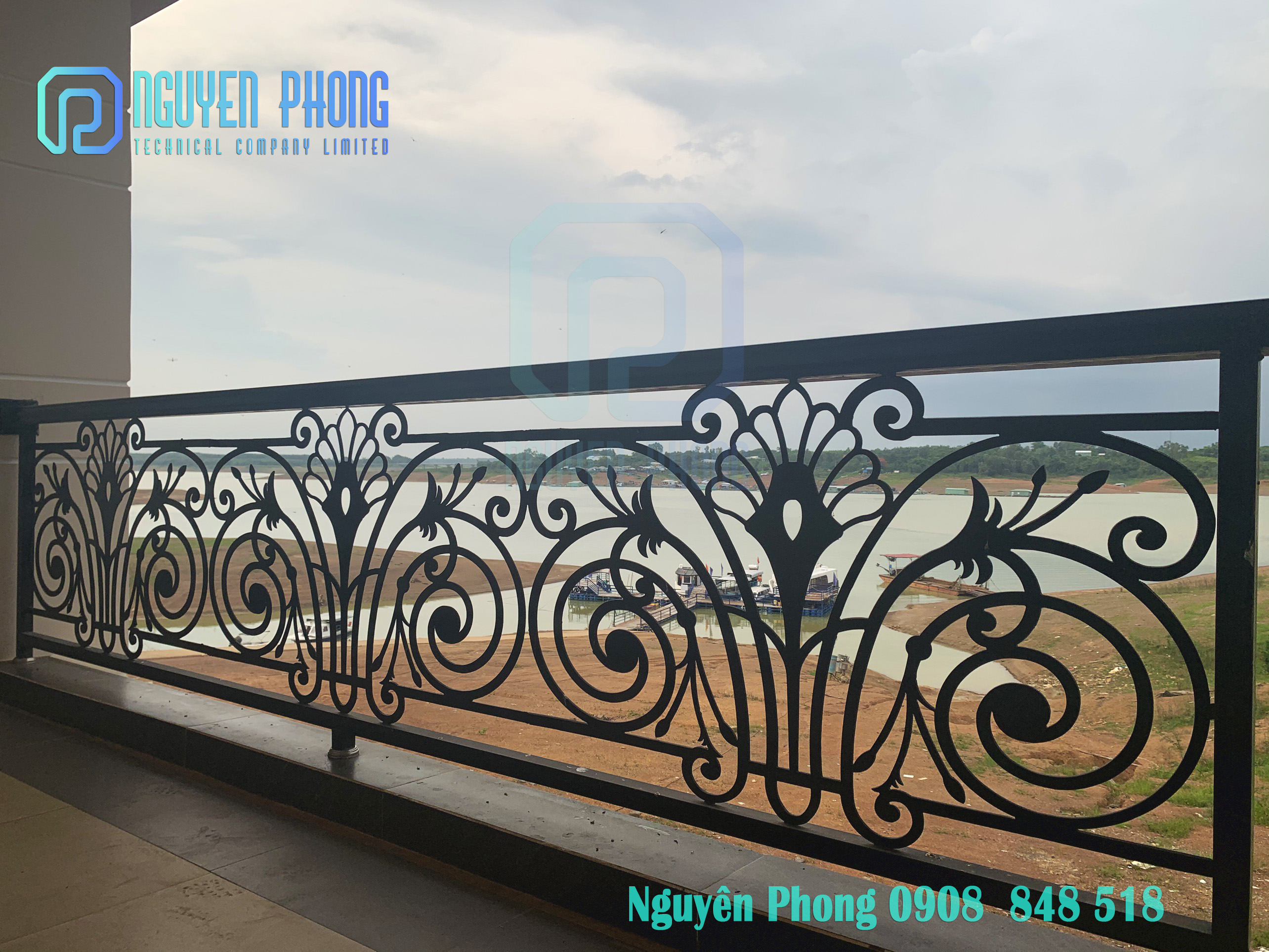 LAN CAN BAN CÔNG SẮT CNC HIỆN ĐẠI – CỔ ĐIỂN NGUYÊN PHONG lan-can-ban-cong-sat-hoa-van-cnc-nha-pho-biet-thu-cao-cap-ben-dep-co-dien.jpg