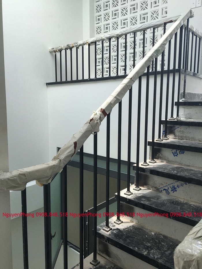 Hoàn thiện sản phẩm CNC và sắt đặc - Công trình Anh Đức - Quận Tân Phú, Tp.HCM lan-can-cau-thang-sat-don-gian.jpeg