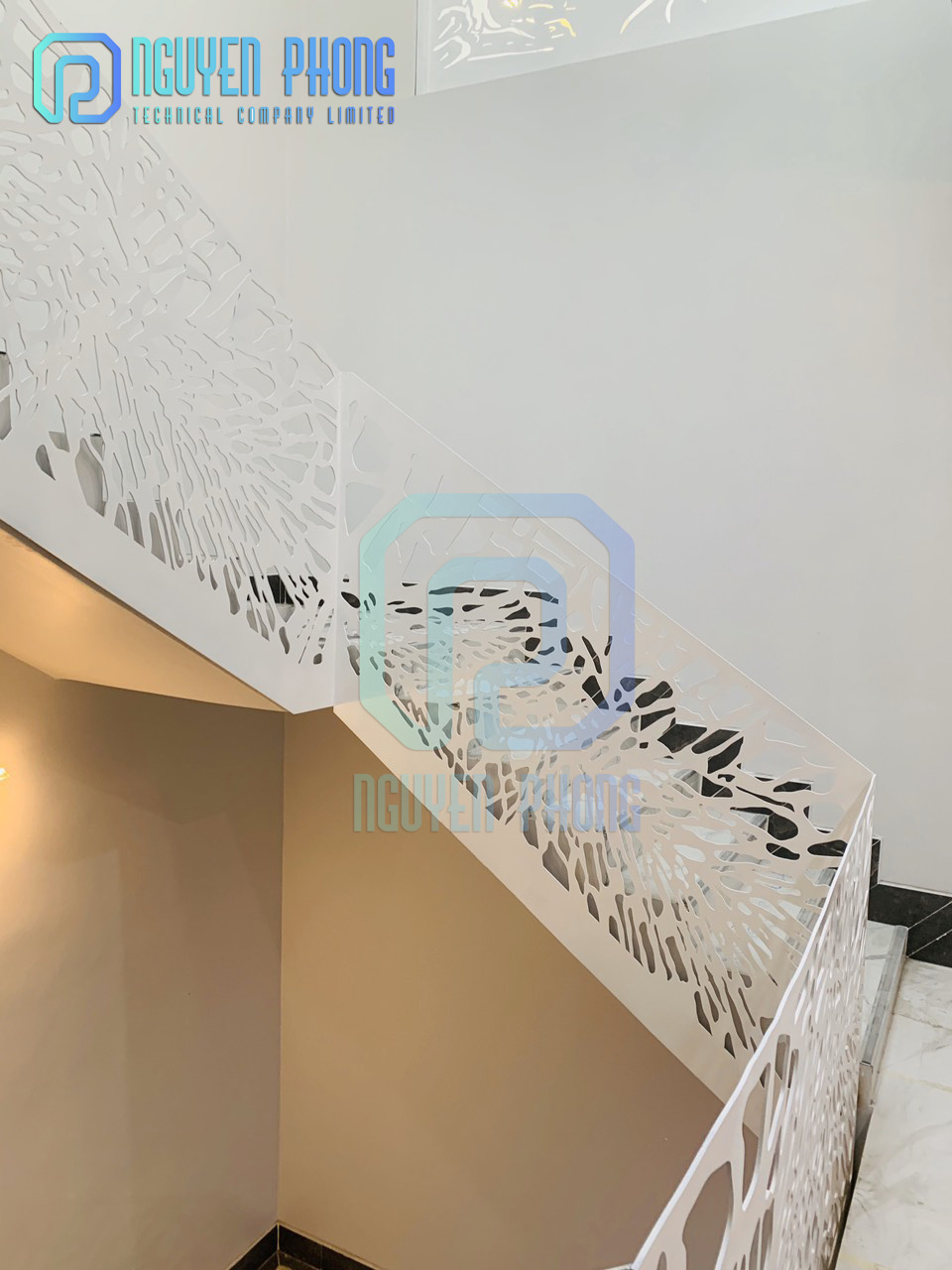 MẶT DỰNG, KHUNG GIẾNG TRỜI, CẦU THANG, VÁCH NGĂN, CỬA ĐI SẮT HOA VĂN CNC – SHOWROOM KIÊN GIANG lan-can-cau-thang-sat-hoa-van-cnc-nguyen-phong-0.jpg