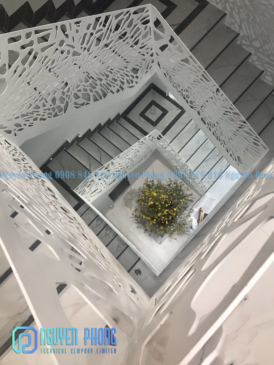 MẶT DỰNG, KHUNG GIẾNG TRỜI, CẦU THANG, VÁCH NGĂN, CỬA ĐI SẮT HOA VĂN CNC – SHOWROOM KIÊN GIANG lan-can-cau-thang-sat-hoa-van-cnc-nguyen-phong-1.jpg