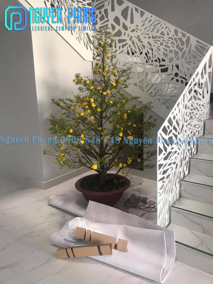 MẶT DỰNG, KHUNG GIẾNG TRỜI, CẦU THANG, VÁCH NGĂN, CỬA ĐI SẮT HOA VĂN CNC – SHOWROOM KIÊN GIANG lan-can-cau-thang-sat-hoa-van-cnc-nguyen-phong-3.jpg