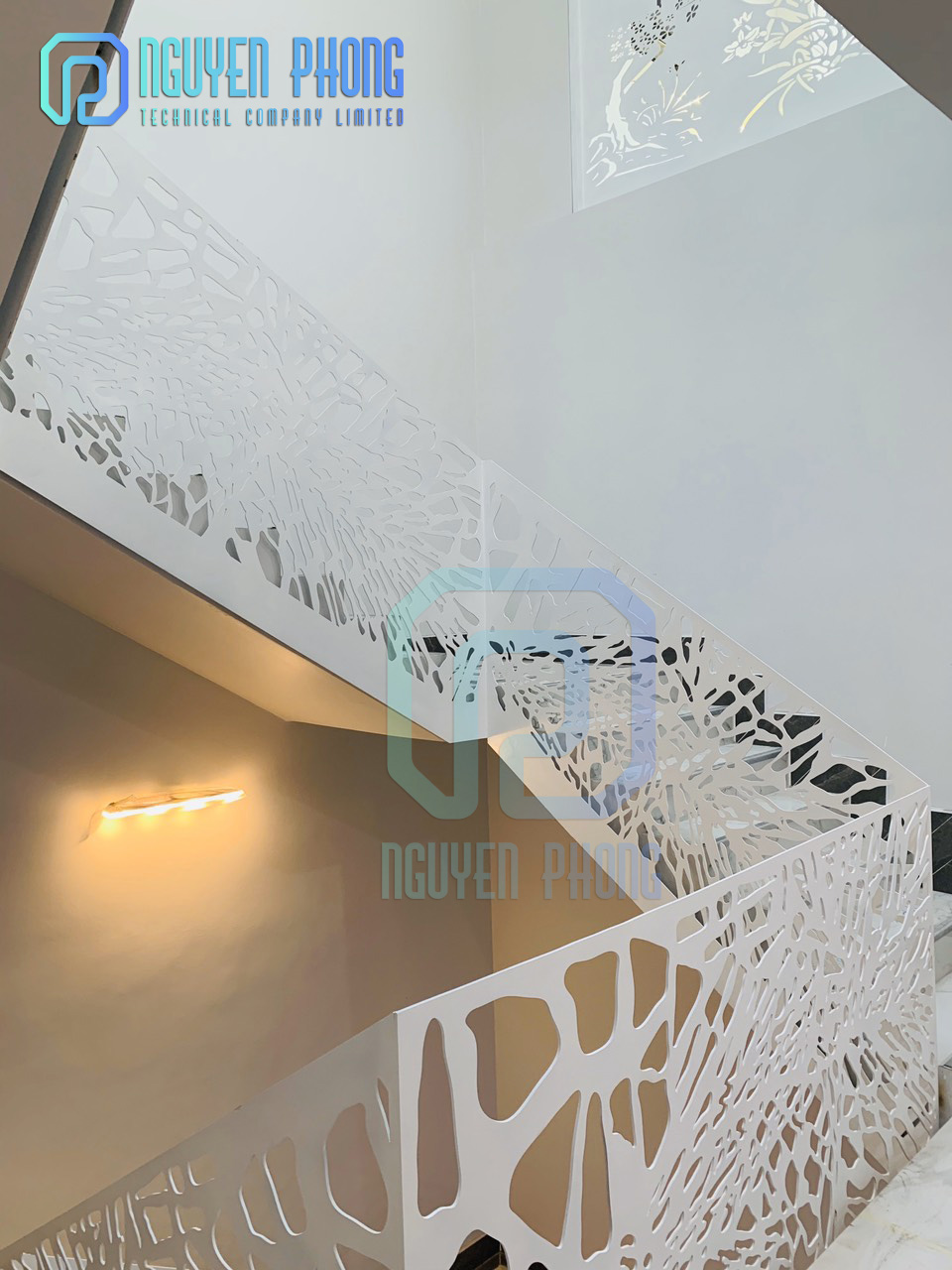 MẶT DỰNG, KHUNG GIẾNG TRỜI, CẦU THANG, VÁCH NGĂN, CỬA ĐI SẮT HOA VĂN CNC – SHOWROOM KIÊN GIANG lan-can-cau-thang-sat-hoa-van-cnc-nguyen-phong.jpg