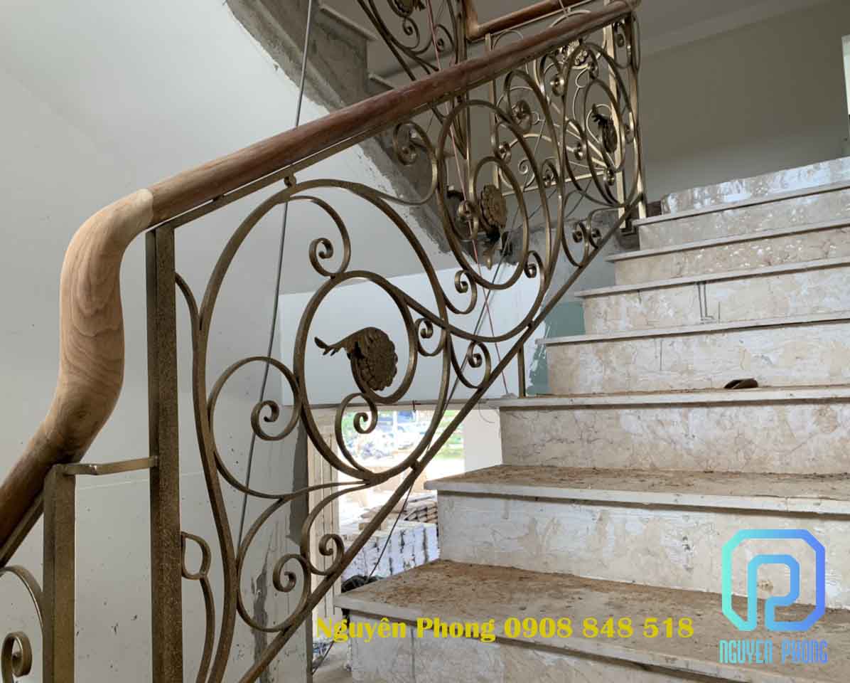 LAN CAN BAN CÔNG, CẦU THANG, MÁI CANOPY SẮT MỸ THUẬT KHÁCH SẠN SANDAL ĐỨC TRỌNG lan-can-cau-thang-sat-uon-my-thuat-nguyen-phong-1.jpg