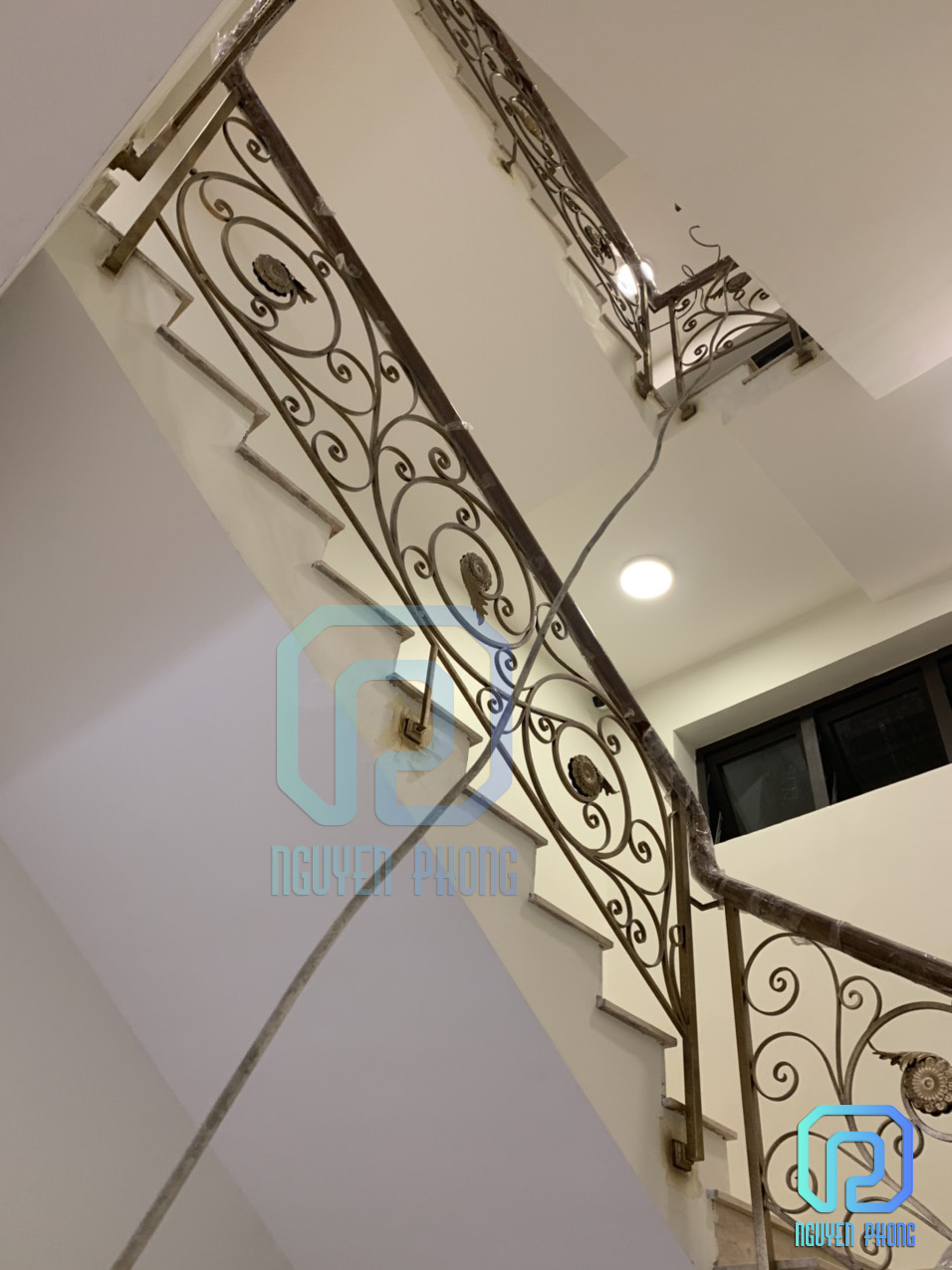 LAN CAN BAN CÔNG, CẦU THANG, MÁI CANOPY SẮT MỸ THUẬT KHÁCH SẠN SANDAL ĐỨC TRỌNG lan-can-cau-thang-sat-uon-my-thuat-nguyen-phong-4.jpg