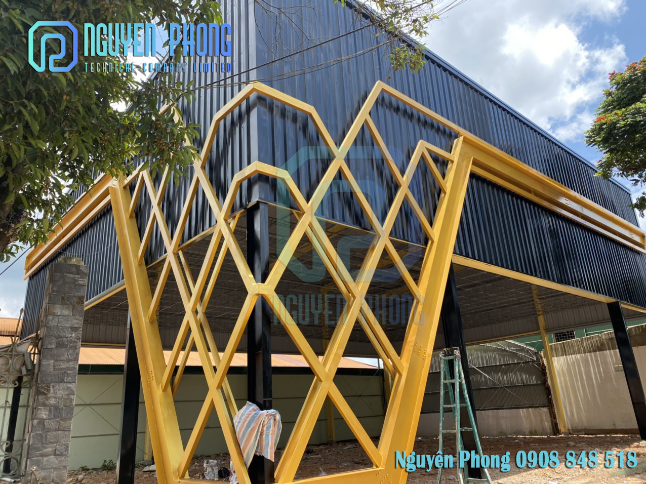 CÔNG TRÌNH MẶT DỰNG THÉP TRANG TRÍ SHOWROOM BẢO LỘC mat-dung-thep-hinh-I-trang-tri-nguyen-phong-a.jpg