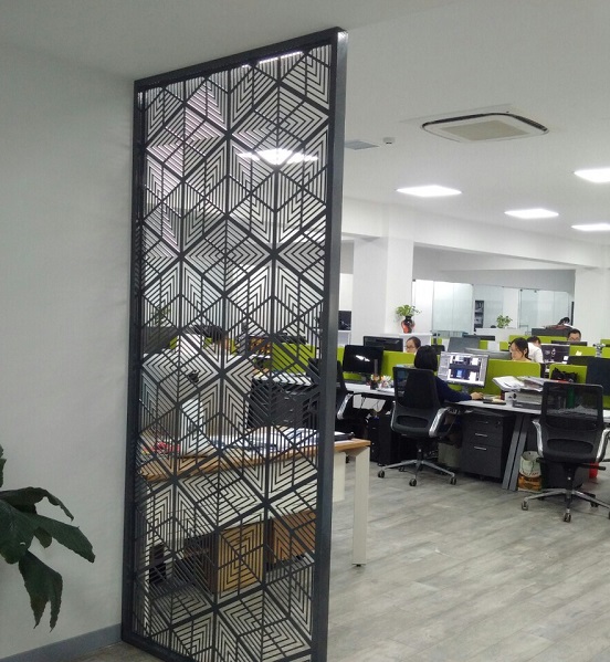 Gia công cắt cnc sắt, inox, nhôm bằng máy laser, máy plasma,... gia công uy tín, chính xác, đường cắt đẹp vach-ngan-sat-cat-cnc-trang-trí-van-phong-khach-san-showroom.jpg
